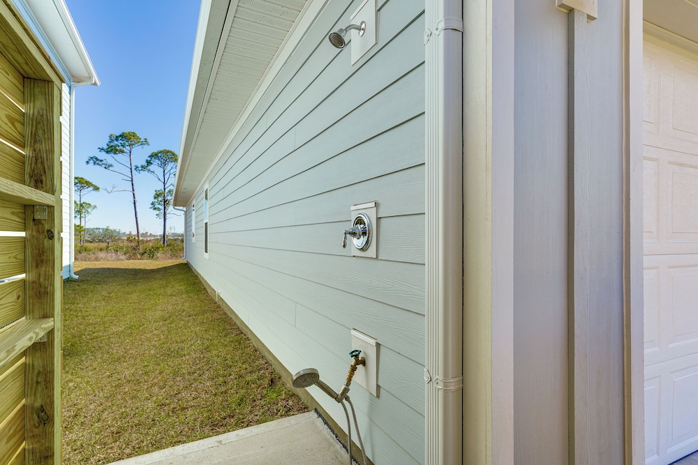 Walk to the Beach: Stylish Home in Port St Joe!