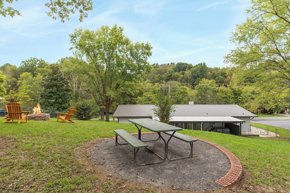 Noir Manor 3BR House