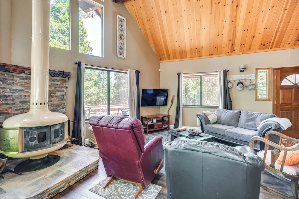 Cabin Getaway Near Big Trees Park: Game Room, Deck