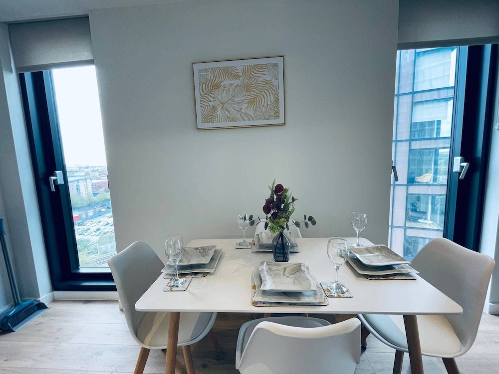 City Sky View Centre Luxe Apartment - 2 Bedrooms