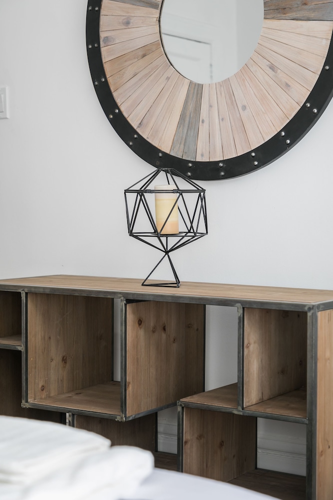 Applewood Suites - Bathurst & College - Image 2