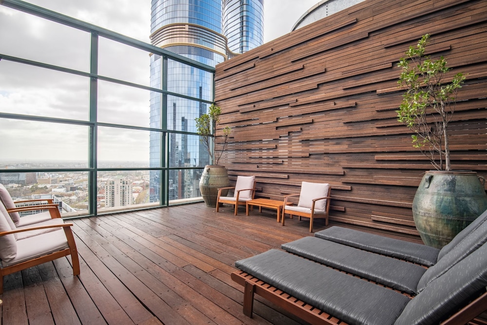 Elegant 4B 2B Unit in Melbourne CBD w/ Parking!