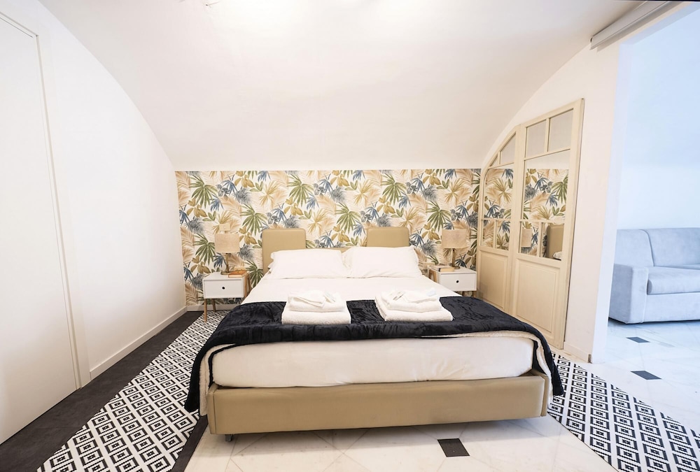 Caden Splace - Dbalconycollection at Piazza Navona
