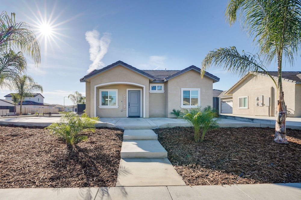 Dog-friendly Home Near Golfing in Bakersfield! view 4