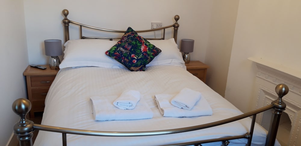 Lunas Cottage - Grove Road Cottages view 5