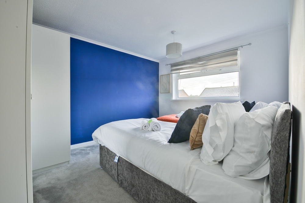 Spacious 3 Bedroom House in Barry view 3