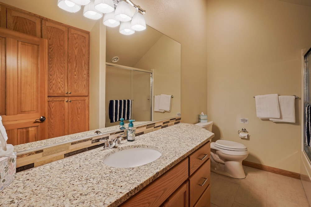 Family-Friendly Dara Oaks Home with Private Hot Tub and BBQ on the Deck by RedAwning