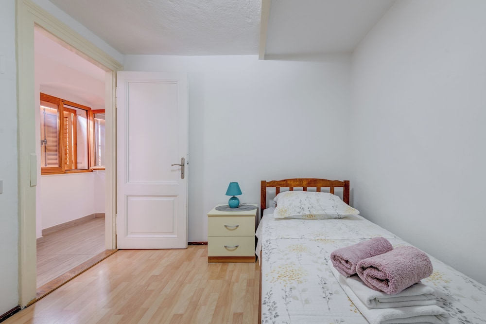 Diocletian'S Corner, Three Bedroom Apartment