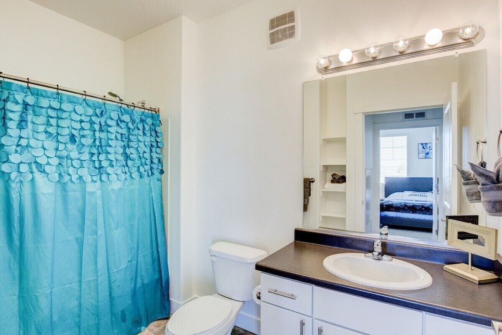 Modern Cozy 2BR Apt With Pool and Hot Tub