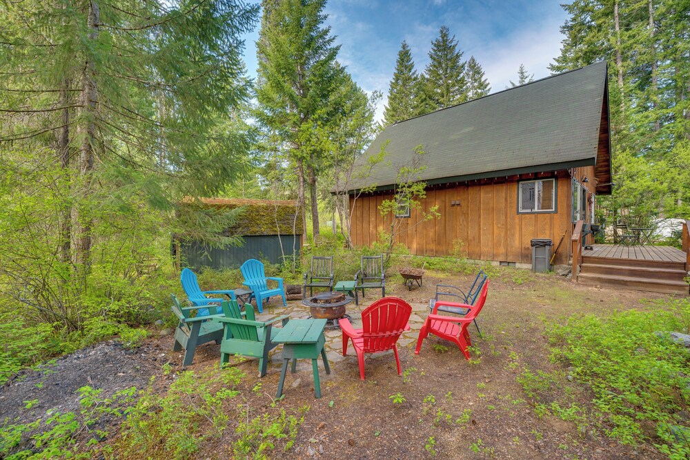 1 Mi to Lake Easton: Cozy Cascades Cabin!