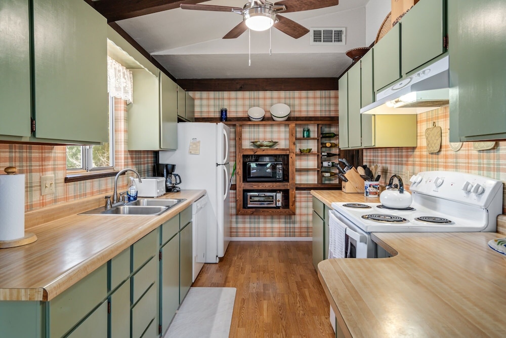 Tranquil Retreat - Home With Spacious Deck & Grill 4 Bedroom Home view 5