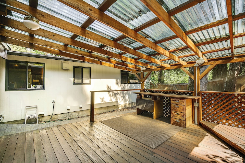 3 Mi to U of O Pet-friendly Home w/ Covered Deck!