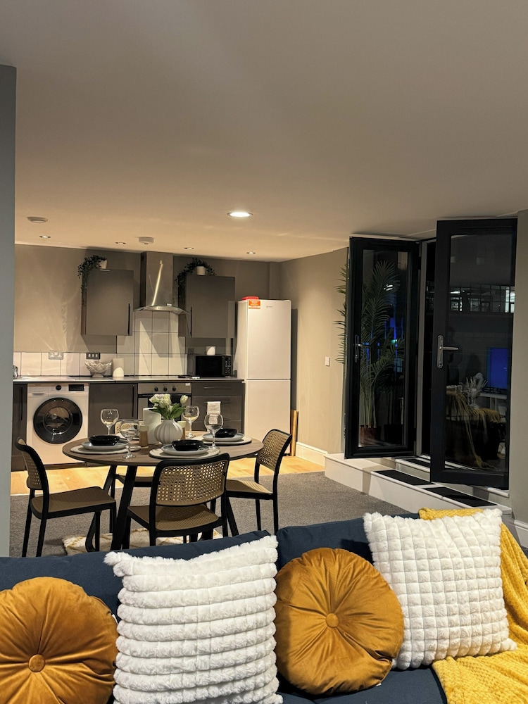 Modern 2 Bedroom City Oasis in Manchester