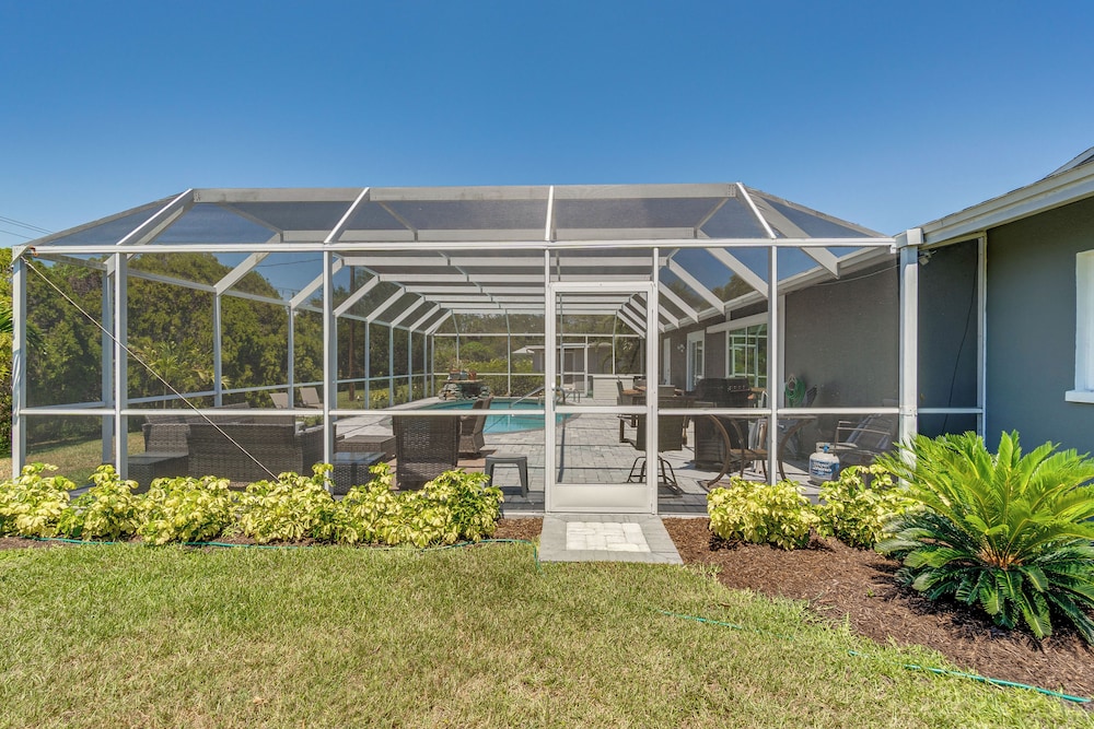 Sarasota Home w/ Pool: 4 Mi to Siesta Key Beach!