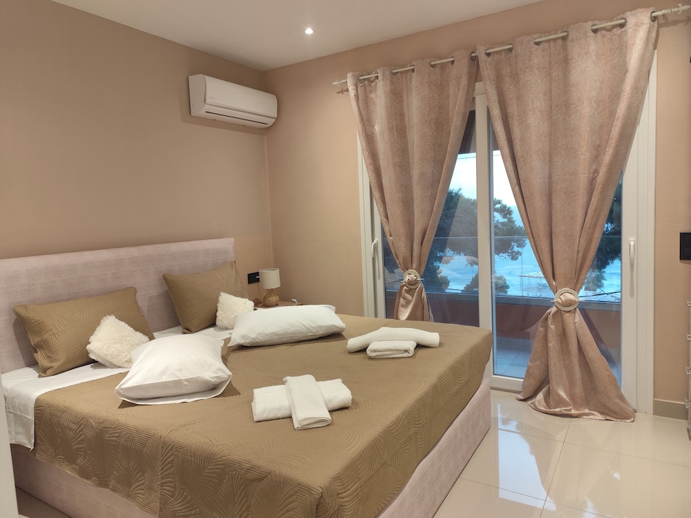 La Casa di Kosta Luxury Apartment, Kontogialos Beach, sea Views