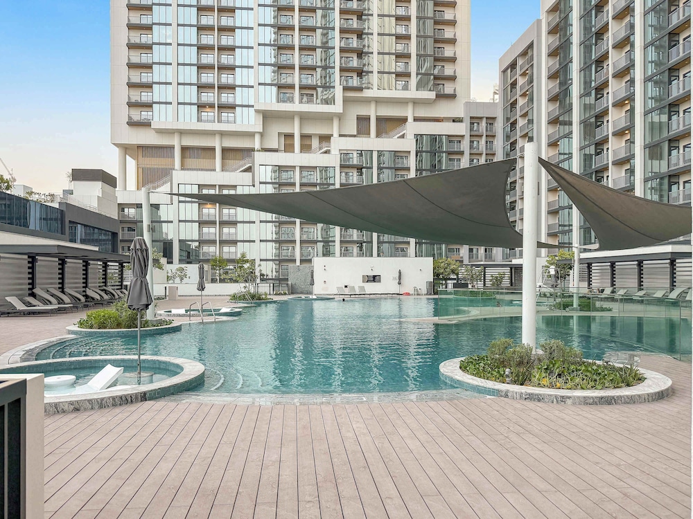 Spacious 2BR in The Crest With Pool and gym