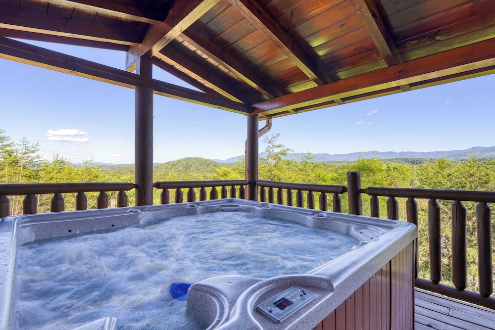 Luxury Cabin w/ Elevator, Theater & Hot Tub Near Dollywood Smoky Vista Lodge