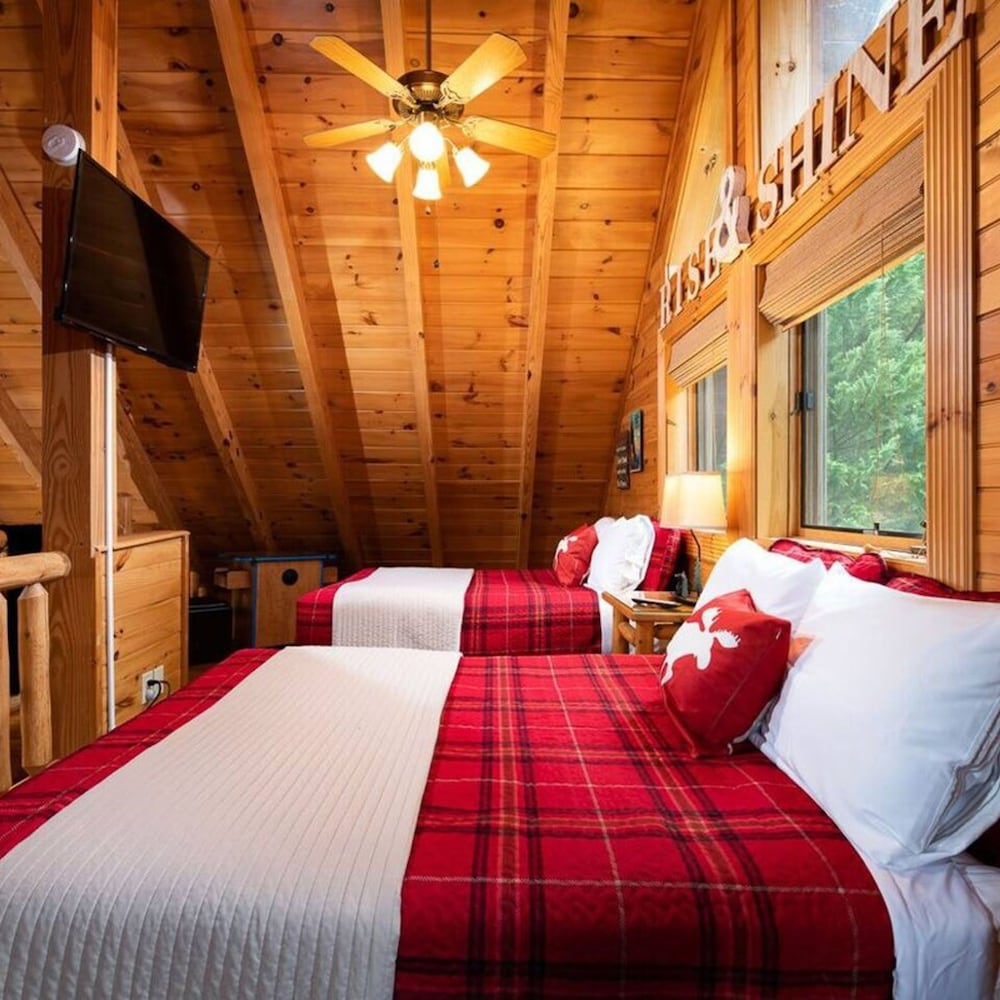 Cozy Upscale Cabin w Fireplace Hot Tub