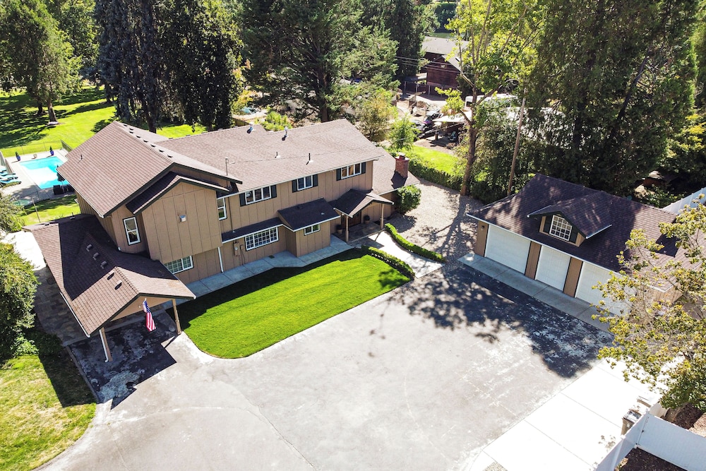 Lovely Riverfront Grants Pass Home: Pool & Hot Tub