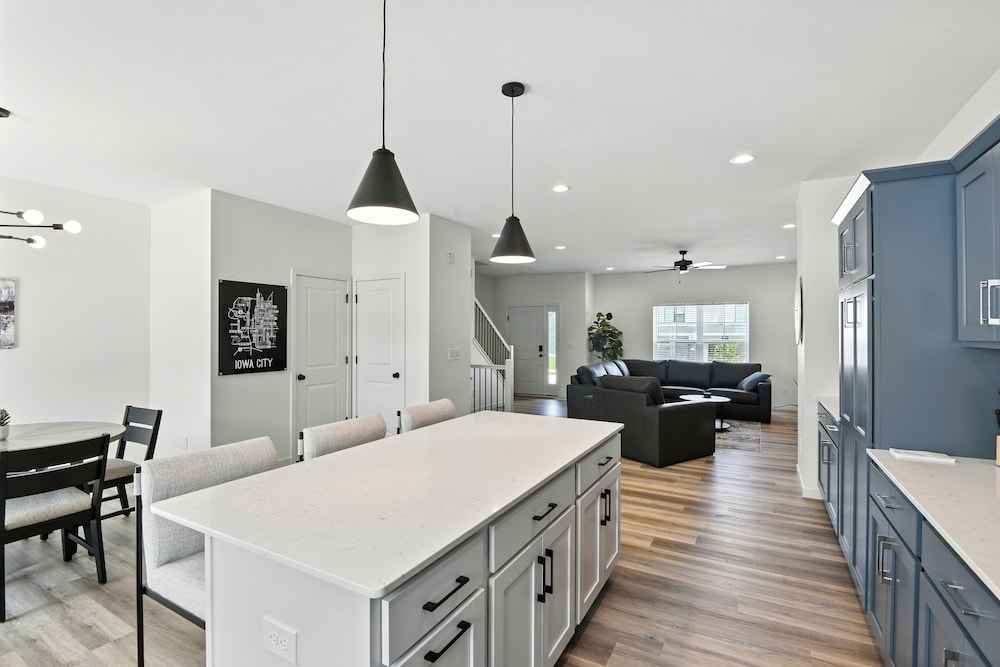 Modern Townhome Retreat In Prime Location 3 Bedroom Townhouse