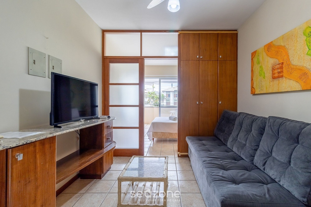 Apt c/ Varanda in Condominio Pe na Areia Iho127