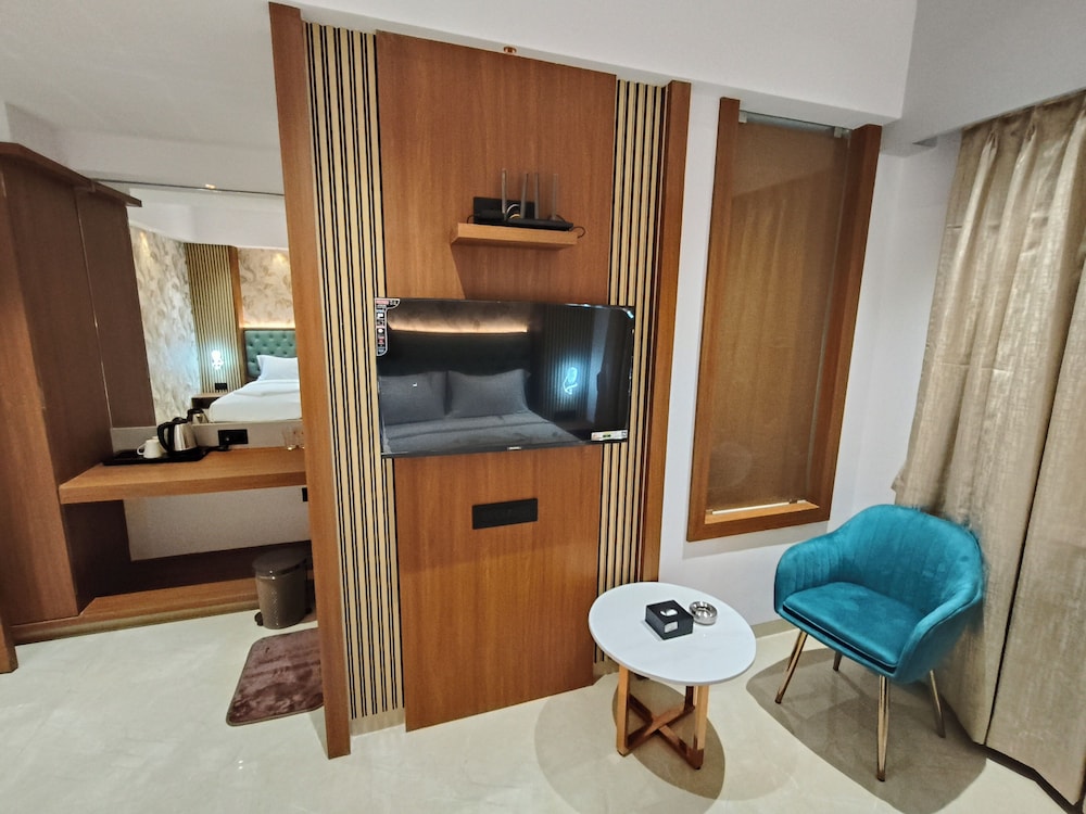 Hotel Saffron Grand Thane
