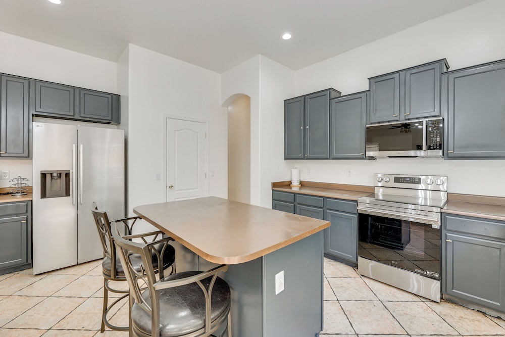 3 Mi to Santan Village: Home w/ Covered Patio