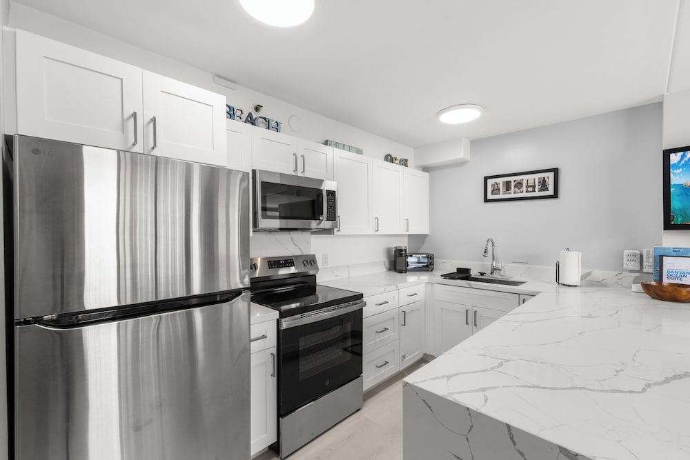 Waikiki Banyan 1BR