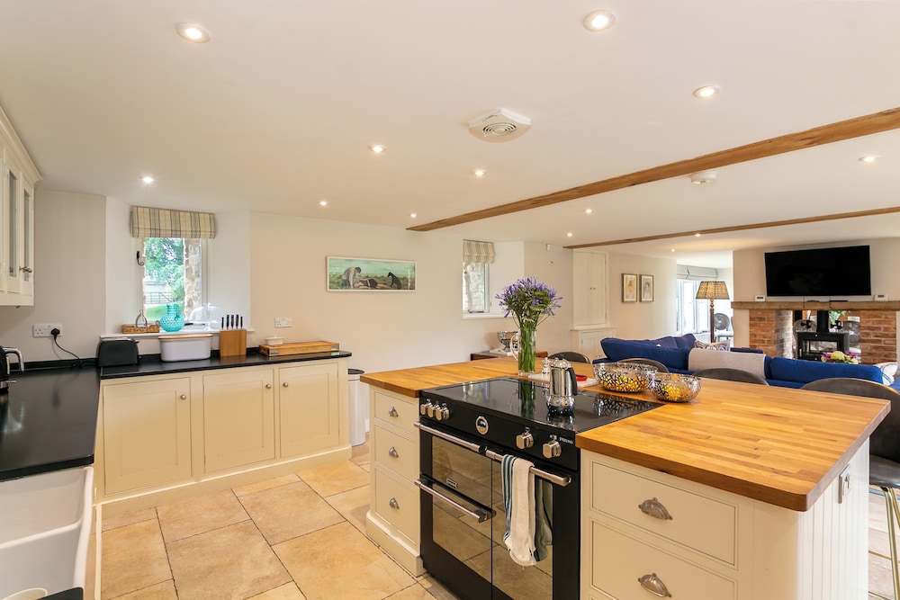 Stunning 4BD Family Home Near Banbury