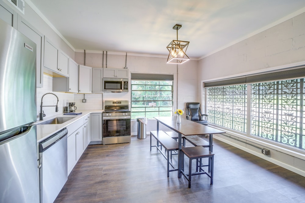 7 Mi to Dtwn Tulsa: Dog-friendly Home w/ Yard