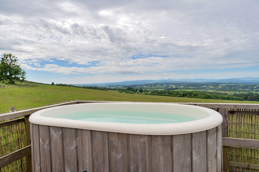 Chalet With Gleneagles Views, hot Tub, No Deposit