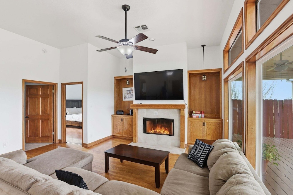 4br Leander Retreat With Hot Tub & Views 4 Bedroom Home