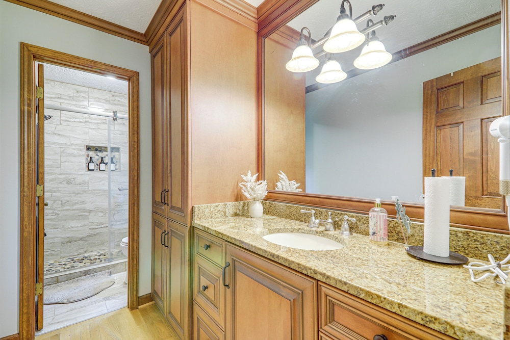 Stylish Country Living: Serene Suwanee Retreat!