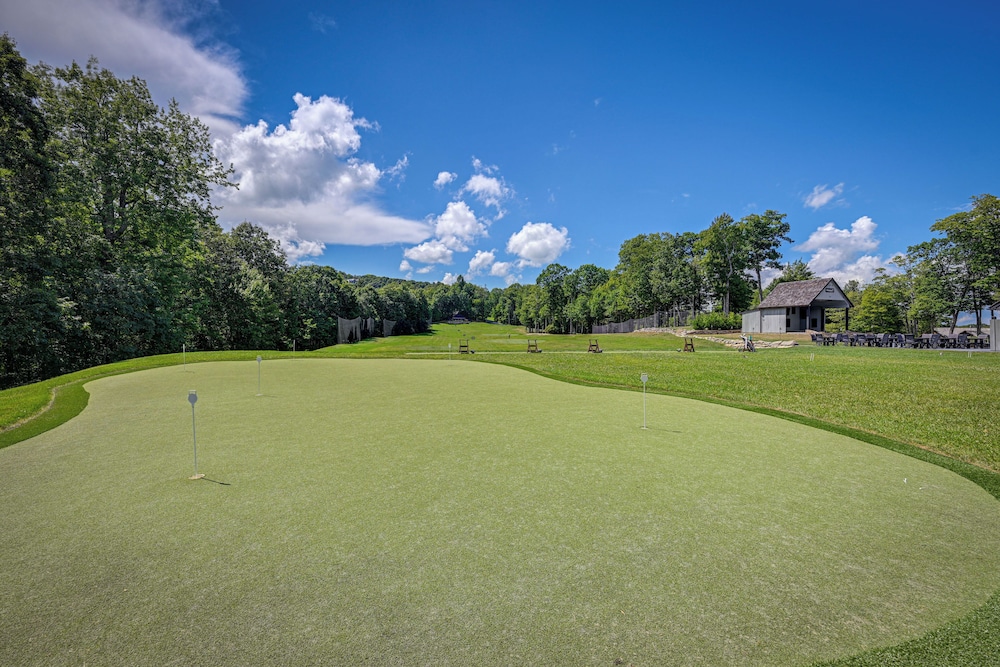 Chinquapin Escape: Resort Perks, By Lake Glenville