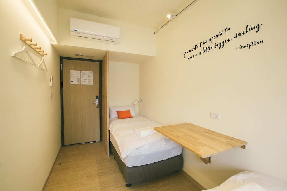 Stray Birds Taichung Hostel