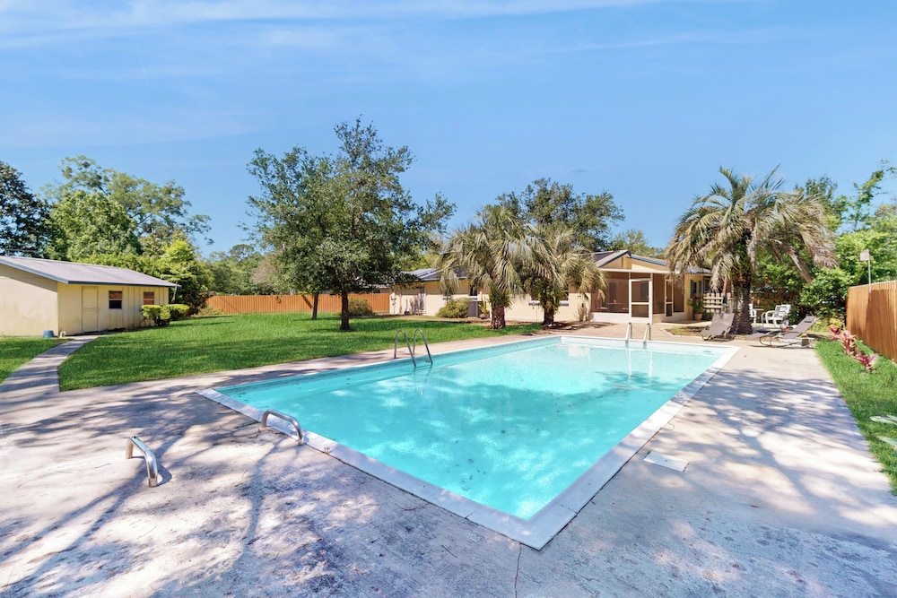 3BR Dog-friendly Home w/ Pool, Fireplace, W/d, A/C