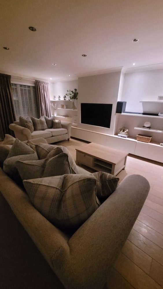 3 Bedroom, Sleeps 6, Free Parking