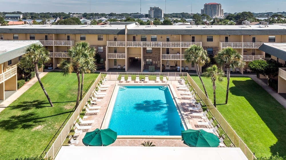 Venus 311 2 Bedroom Condo by Redawning view 4