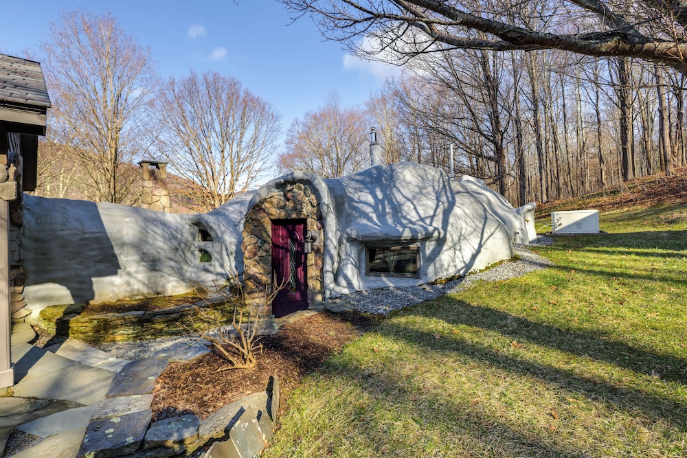 < 6 Mi to Arlington: 'whimsical Stone Abode!'
