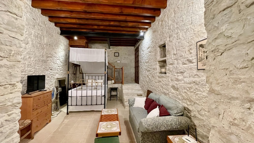 Juliet Suite Studio in Dhoros