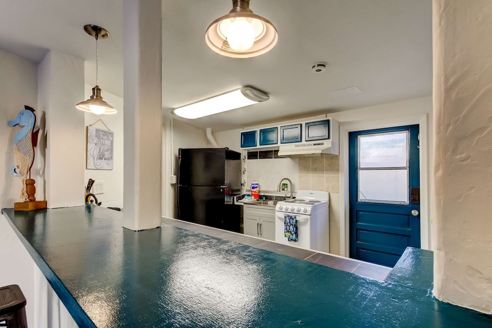Simple Modern Gem 2 Blocks to Beach Pet Friendly