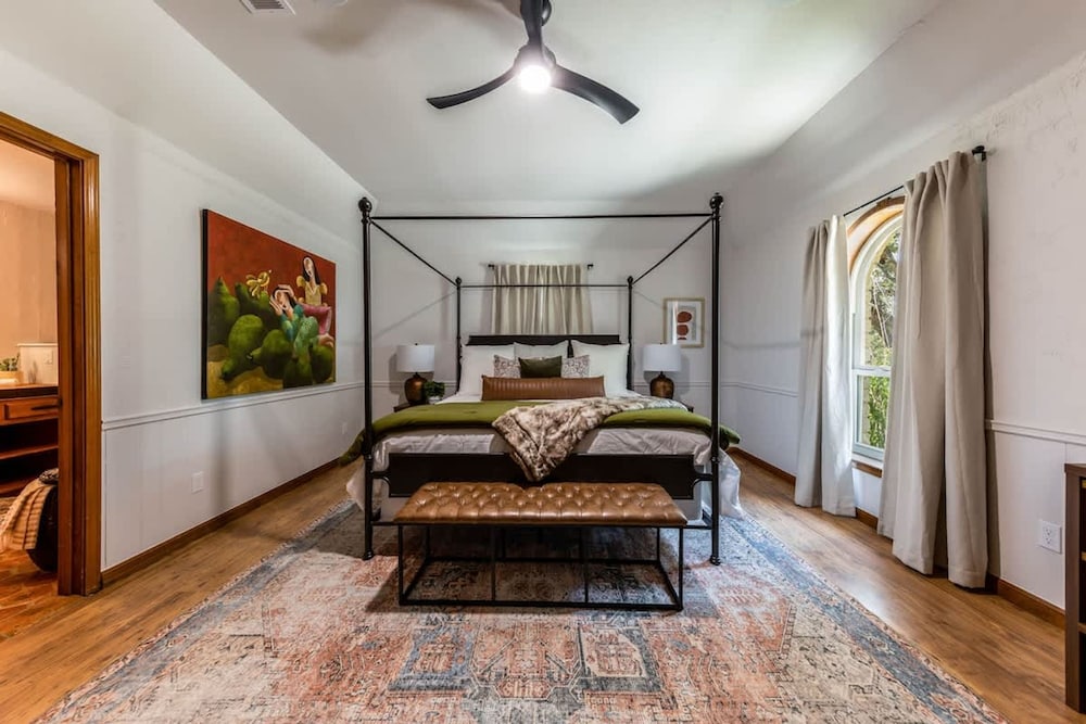 Spacious 90-acre Ranch Ideal for Families Reunions Events Sleeps 13 San Marcos River Access