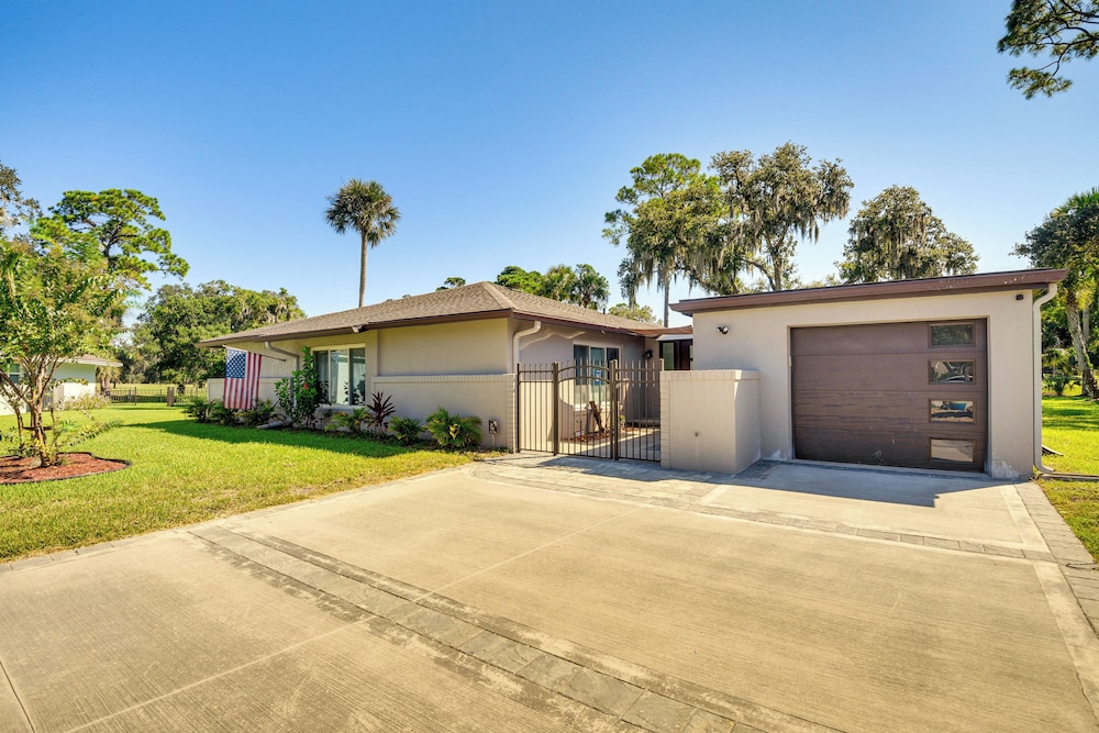 Palm Coast Home w/ Screened Patio, 3 Mi to Beach! view 4