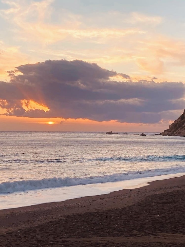 Armonia Seaview Suites