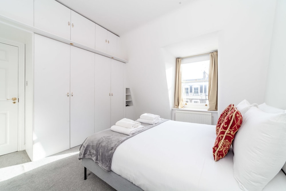 Bright and Spacious Earls Court Gem view 3