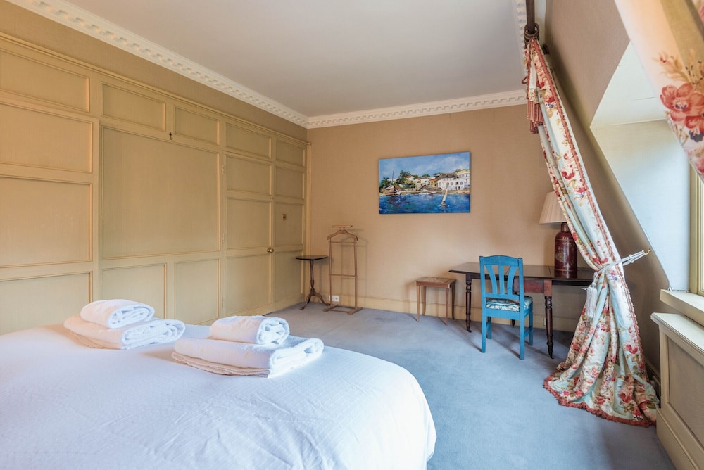 Royal Richmond Family Home by Kew Gardens view 3