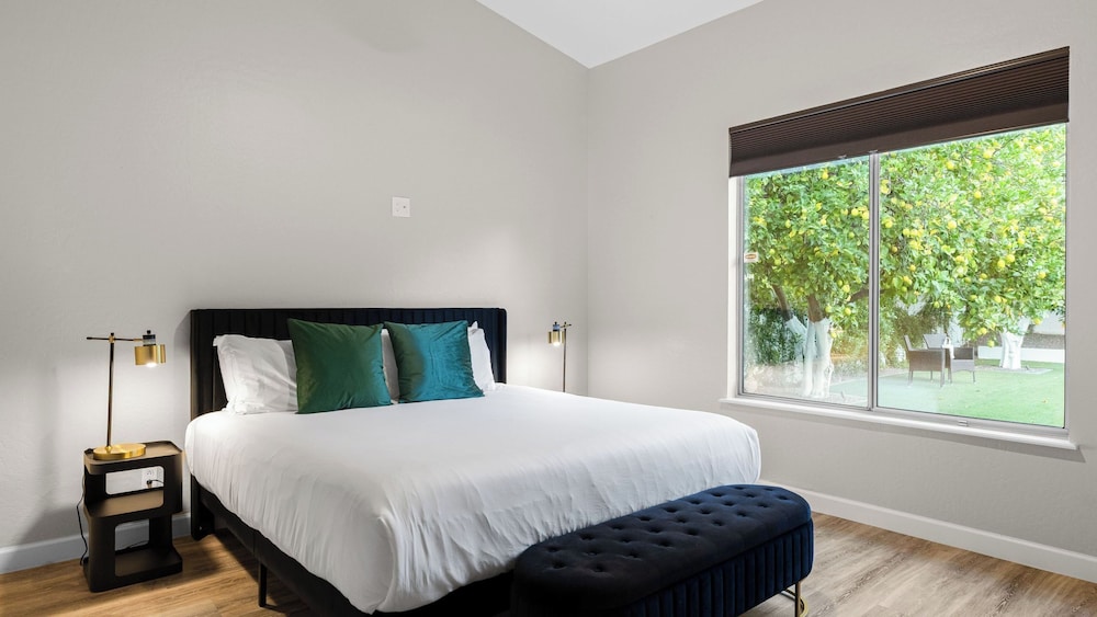 Private Pool, Outdoor Dining & Fireplace Near North Scottsdale Hotspots Desert Luma by Avantstay