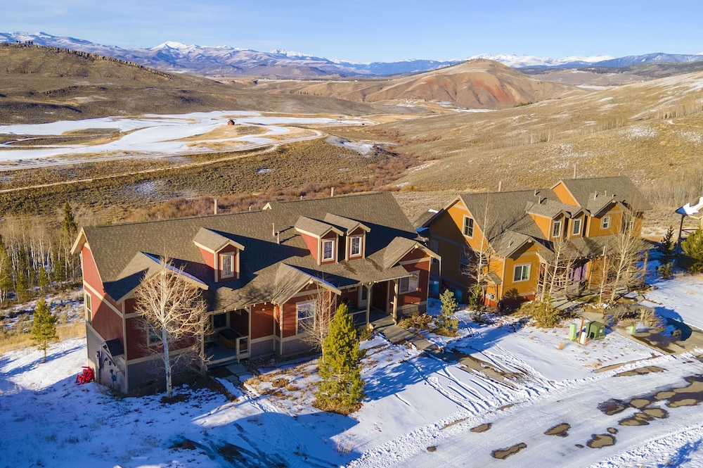 Peak View Drive 3 Bedroom Townhouse by RedAwning view 4