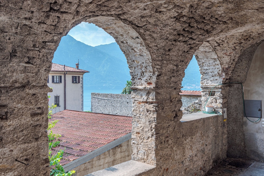 Perla Del Lago view 3