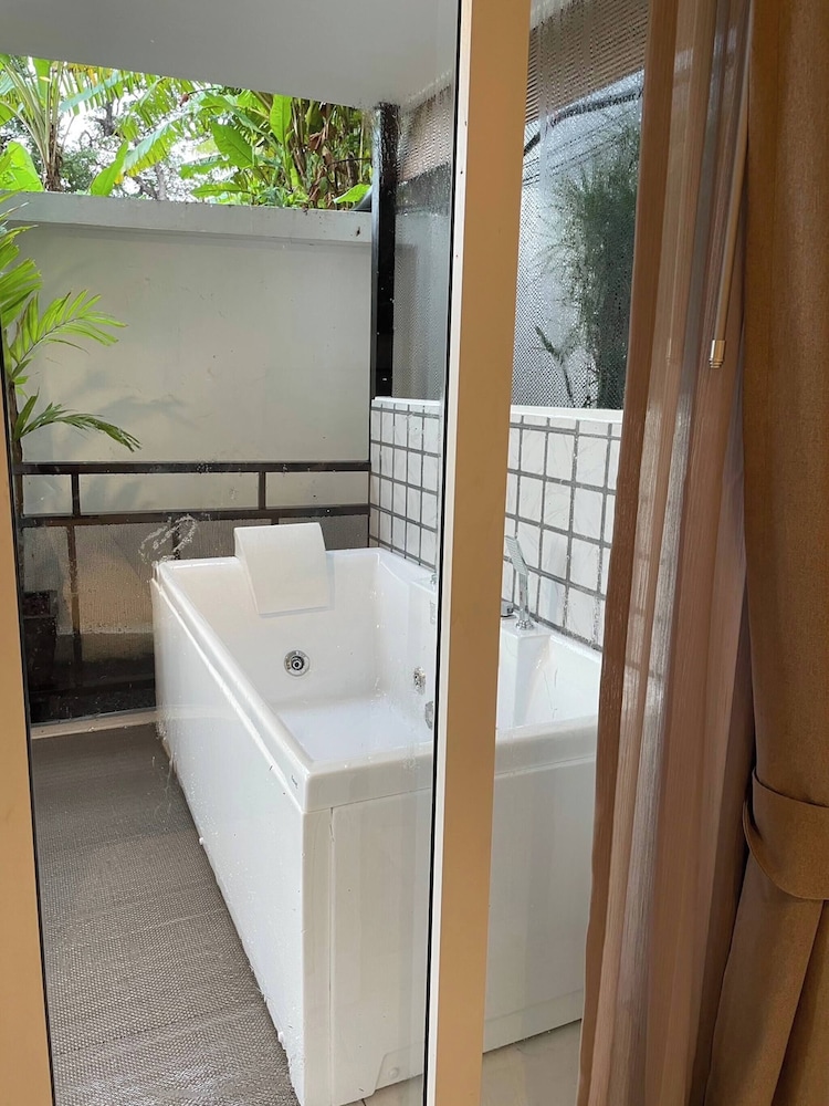 B11 Sunset Plaza Partial Seaview 1 Bedroom 1 Bathroom With Large Jaguzzi